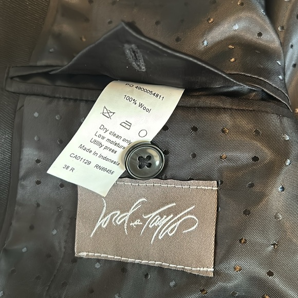 Tallia Tuxedo 38R jacket, 32 x 32 pants.  Unaltered. - Picture 4 of 9